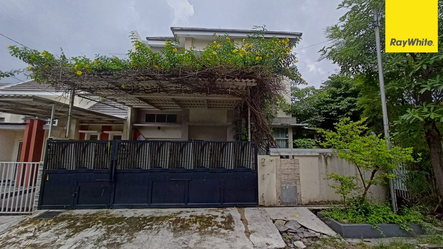 Rumah Dijual SEMI FURNISH di Jl. Medokan Asri Utara, Surabaya