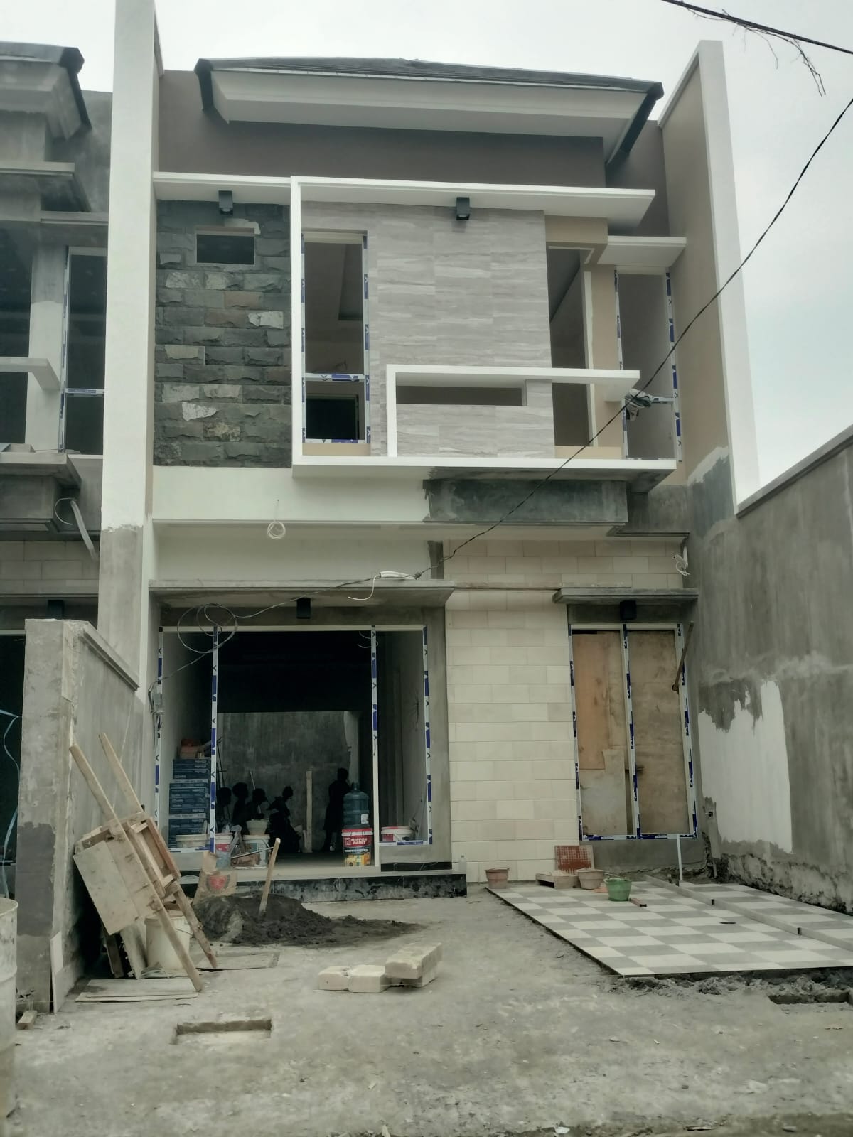 Dijual Rumah Baru Row 3 Mobil di Babatan Pantai Surabaya