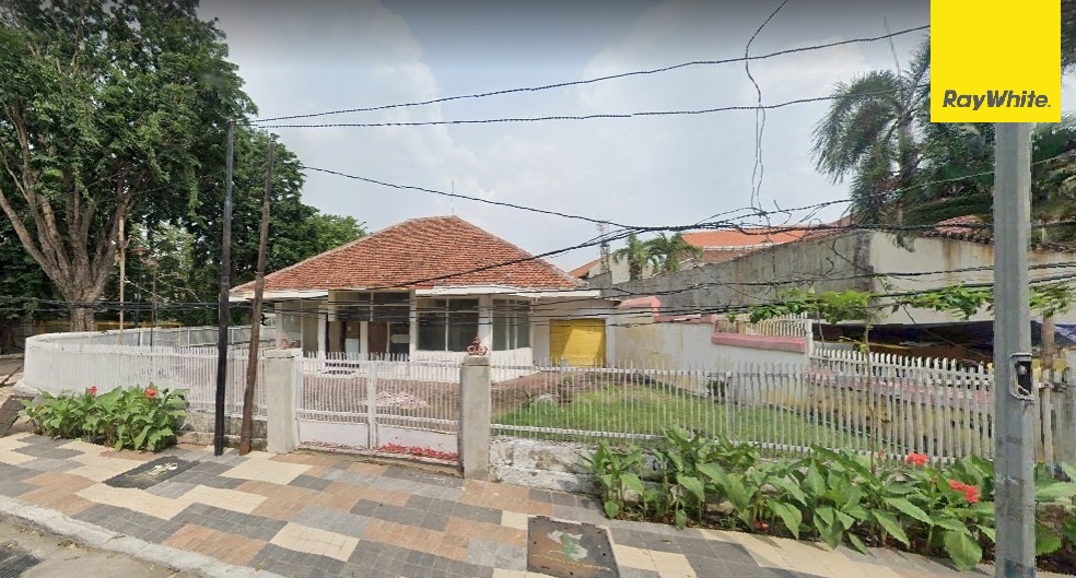 Dijual Rumah Strategis Lokasi di Jl. Jaksa Agung Suprapto, SBY