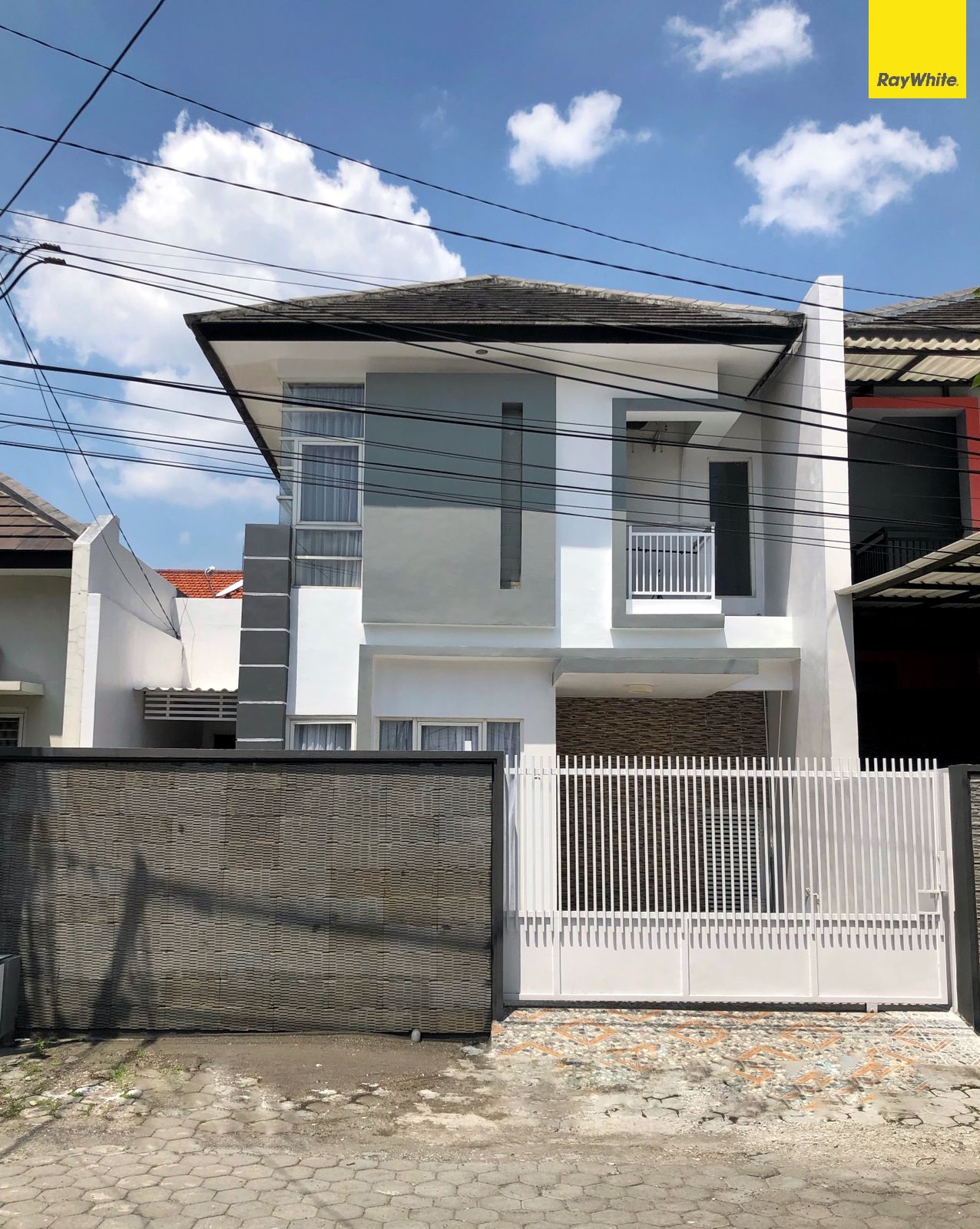 Dijual Cepat Rumah Bangunan 2 Lantai di Jl. Rungkut Asri Tengah