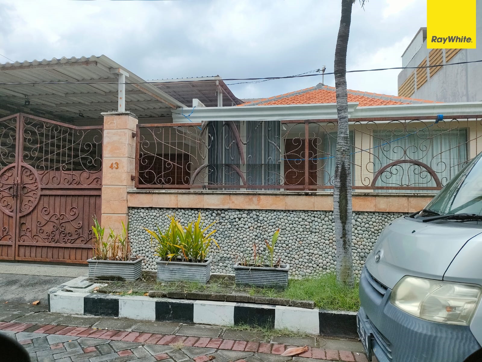 Dijual Rumah SHM 1,5 Lantai di Jl Mulyosari Utara, Surabaya