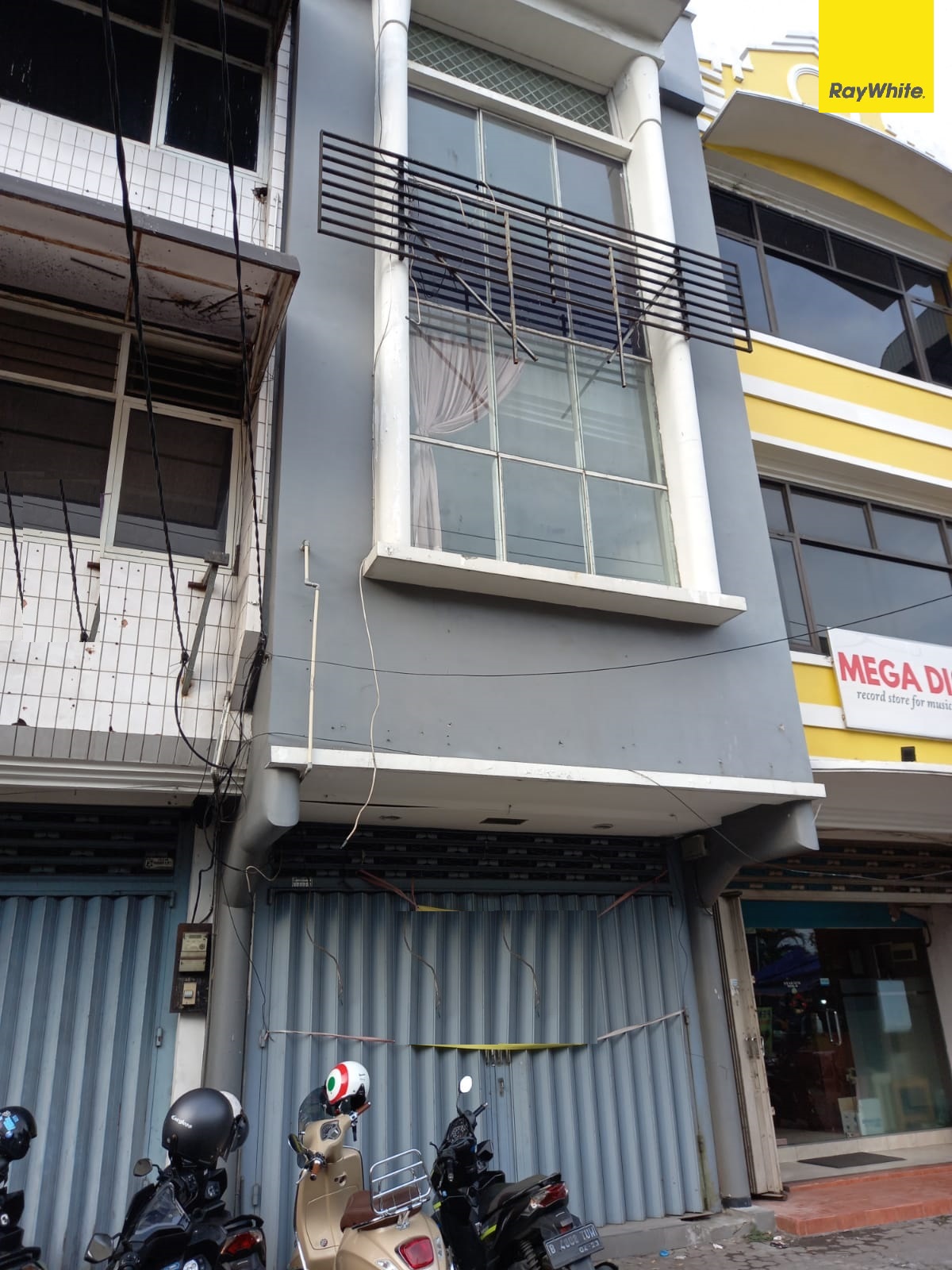Disewakan Ruko Bangunan 3 Lantai Lokasi di Jl. Dharmahusada, SBY