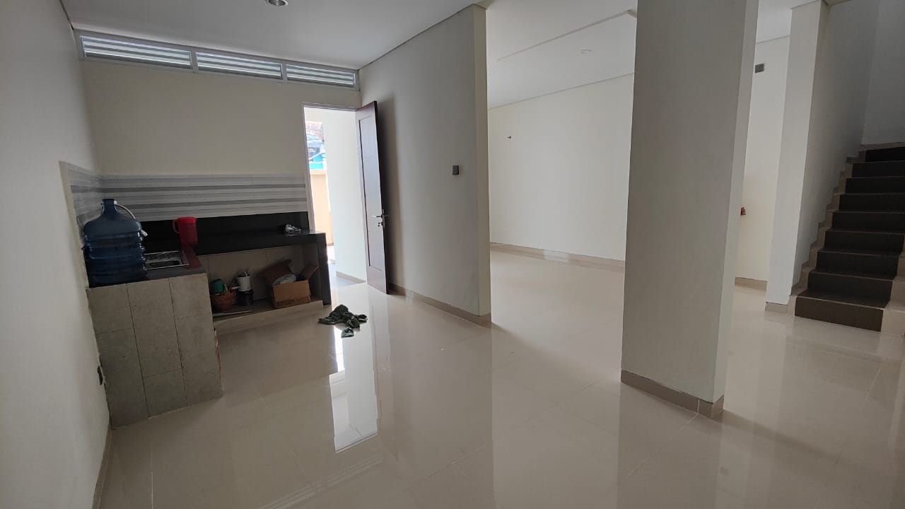 Dijual Rumah SHM 2 Lantai di Jl. Jambangan Kebon Agung, Surabaya