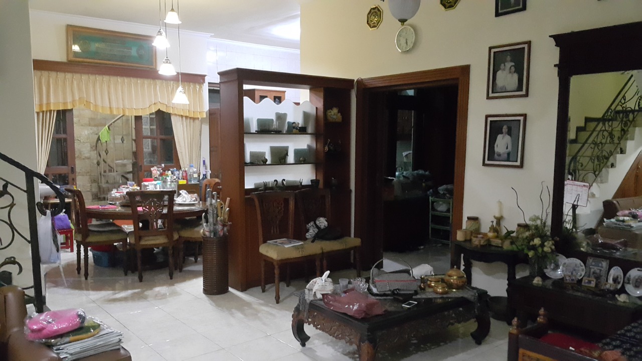 Dijual Rumah Bangunan 2,5 Lantai di Manyar Tompotika, Surabaya