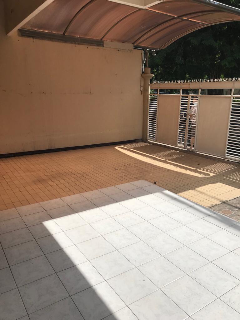 Disewakan Rumah 2 Lantai Lokasi di Manyar tirtoyoso, Surabaya