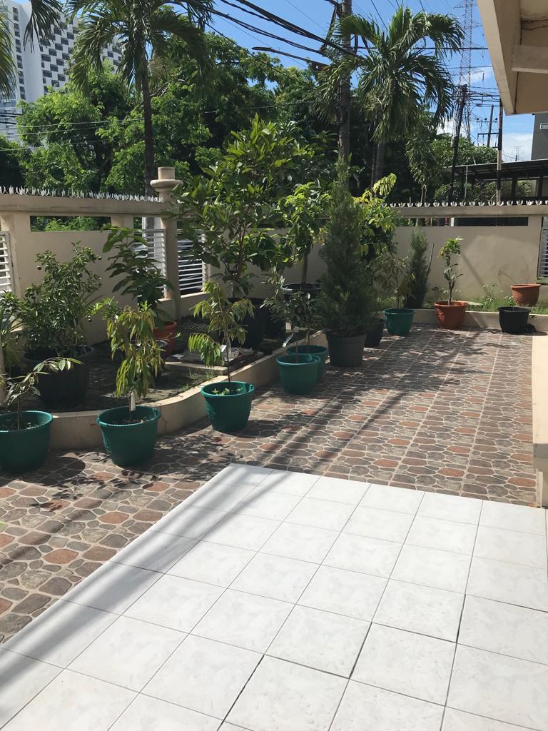 Disewakan Rumah 2 Lantai Lokasi di Manyar tirtoyoso, Surabaya