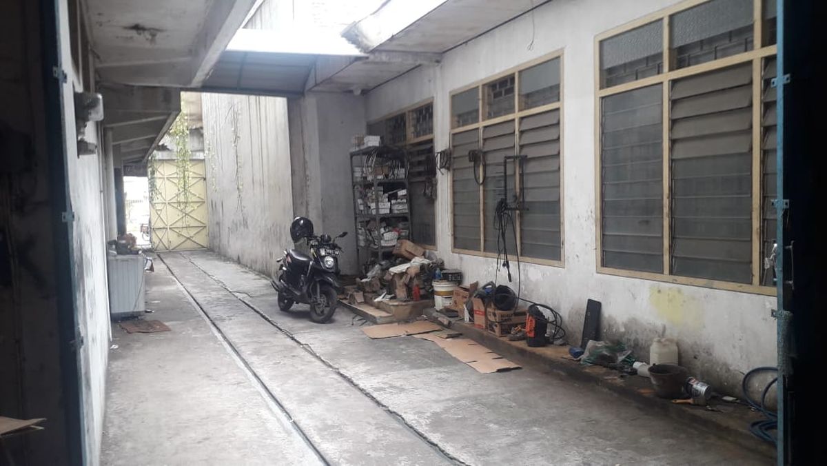 Dijual Rumah 3 Lantai Dengan Toko dan Gudang di Surakarta P0612