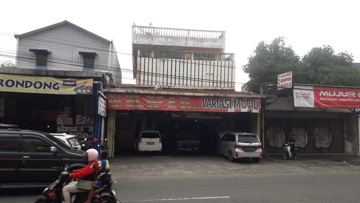 Dijual Rumah 3 Lantai Dengan Toko dan Gudang di Surakarta P0612