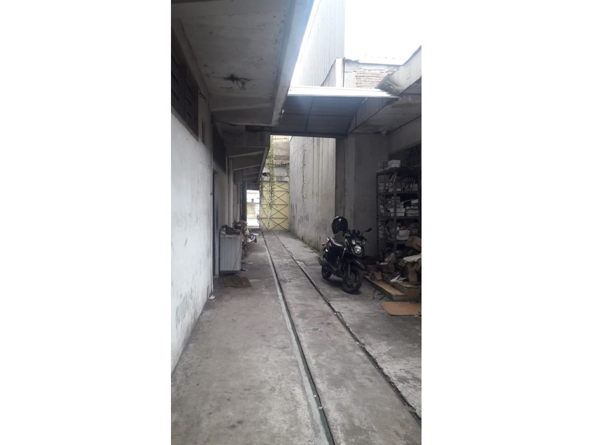 Dijual Rumah 3 Lantai Dengan Toko dan Gudang di Surakarta P0612