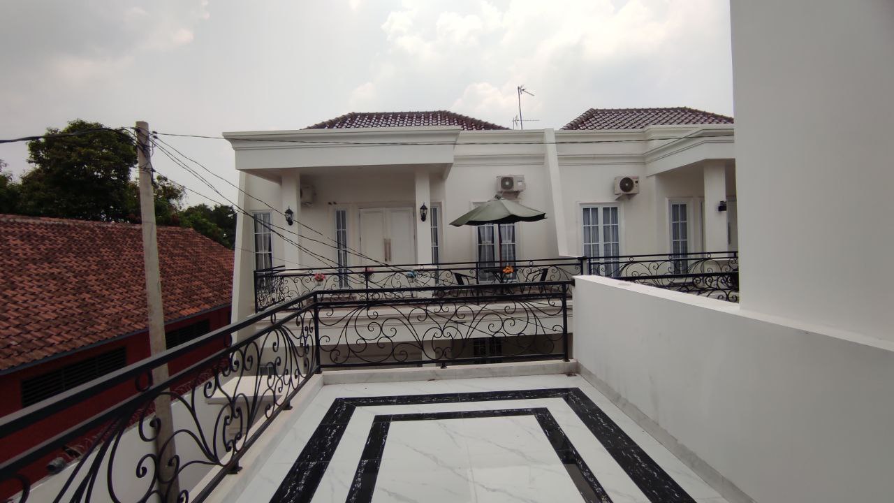 Rumah Model Eropa Classic belakang Plaza Cibubur