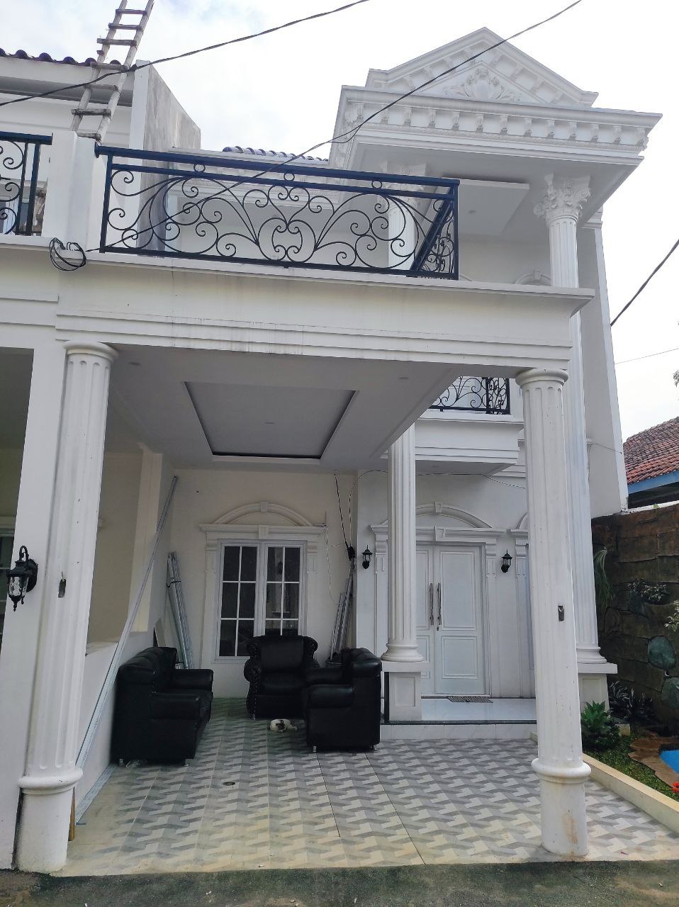 Rumah Model Eropa Classic belakang Plaza Cibubur