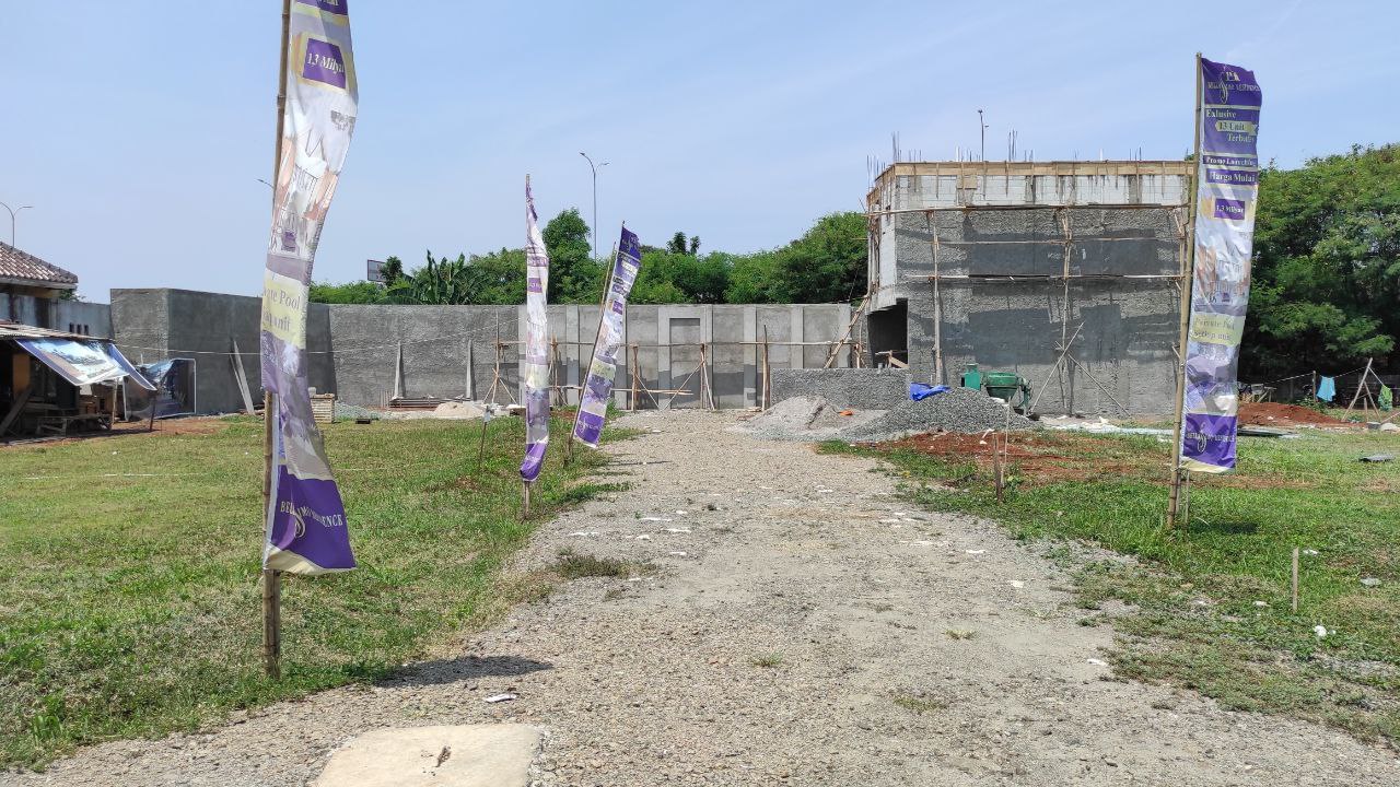 Rumah 2,5 lantai kolam renang anak dekat Tol Jatikarya Bekasi