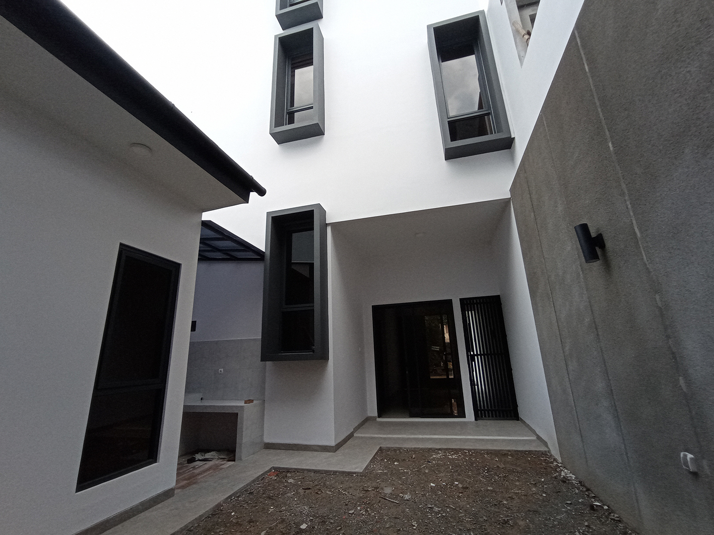 Rumah 3 Lantai Cluster Madrid Kotawisata Cibubur