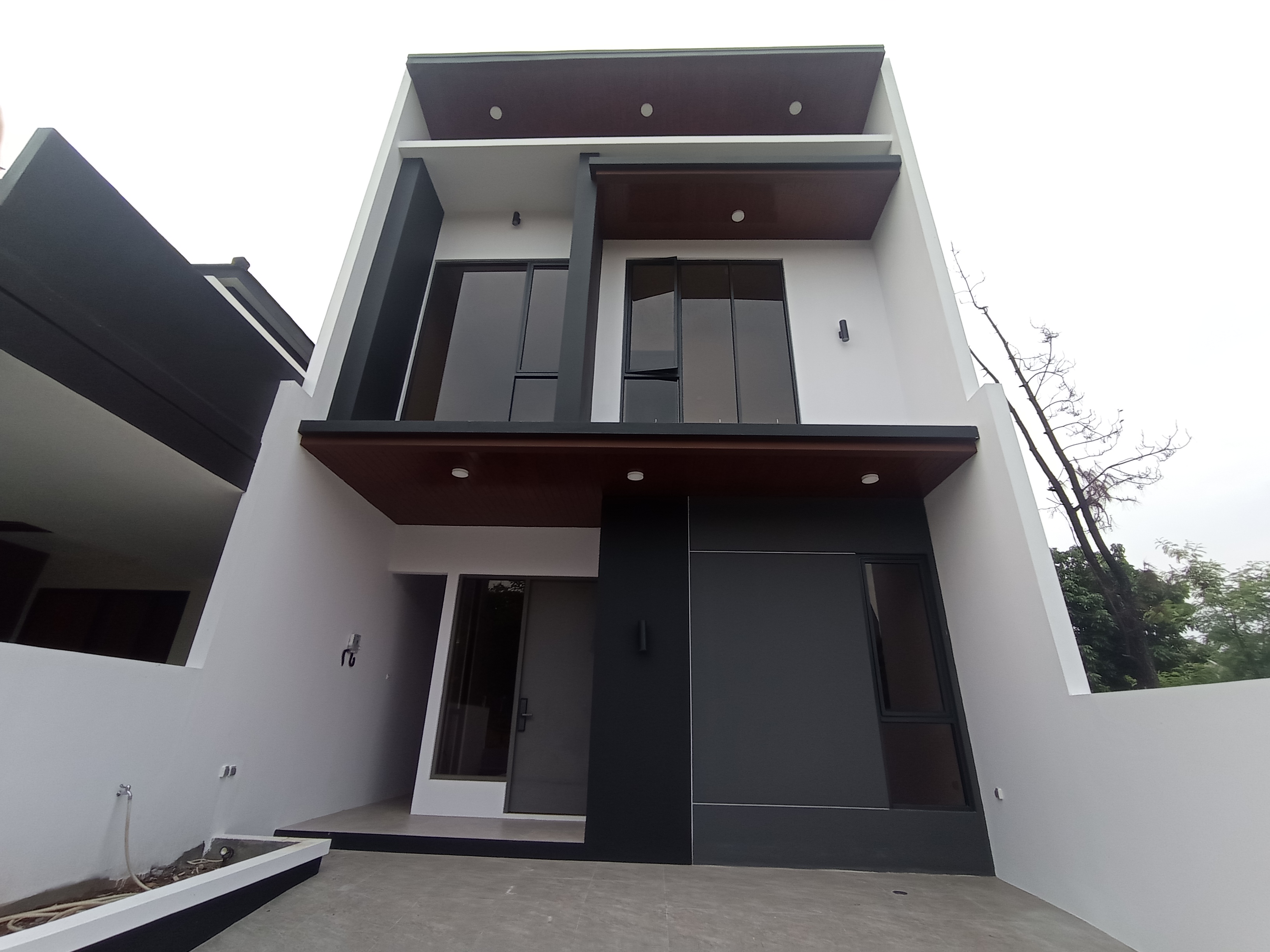 Rumah 3 Lantai Cluster Madrid Kotawisata Cibubur