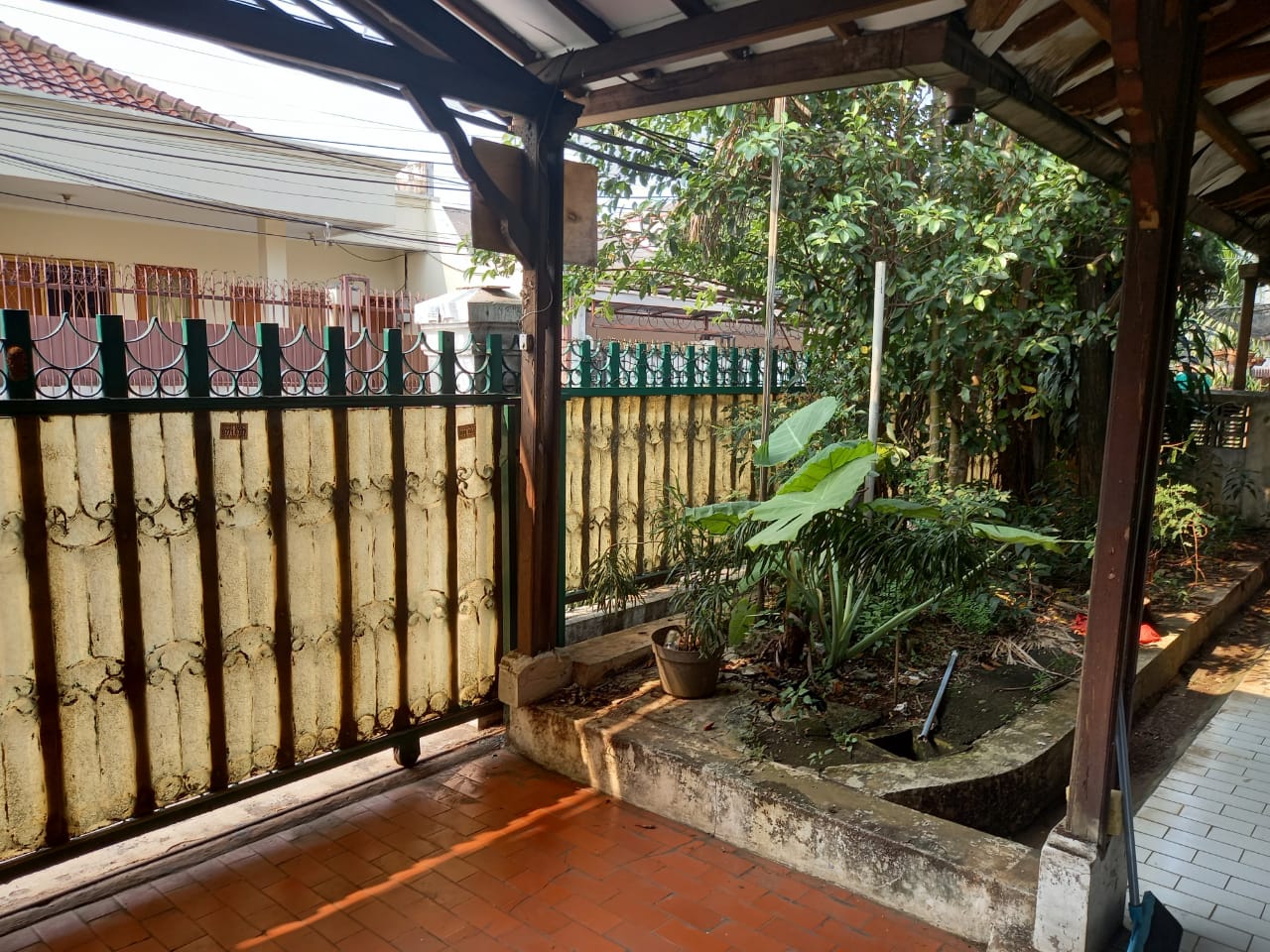 Rumah Kokoh Area Kemandoran, 150 Meter Ke Jalan Raya