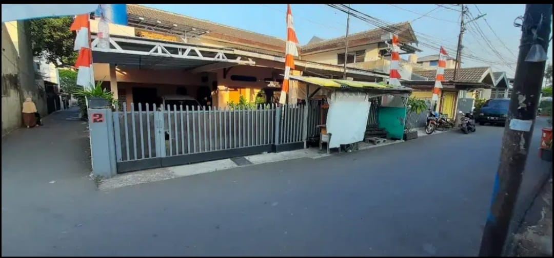 Rumah Hook Akses 2 Mobil, 400 Meter Ke Utan Kayu Raya