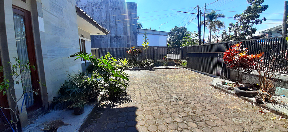 RUMAH MEWAH SEMI FURNISH DI JALAN ARCAMANIK ENDAH BANDUNG