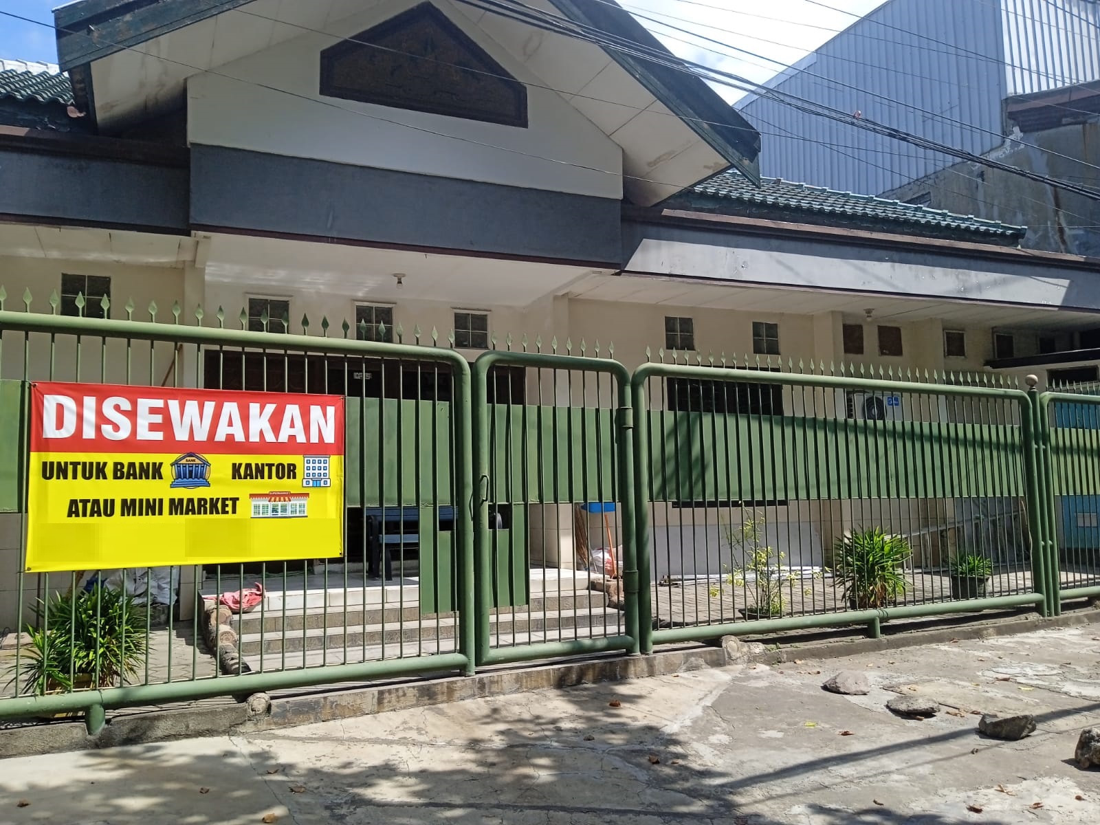 rumah disewakan klampis semolo tengah surabaya