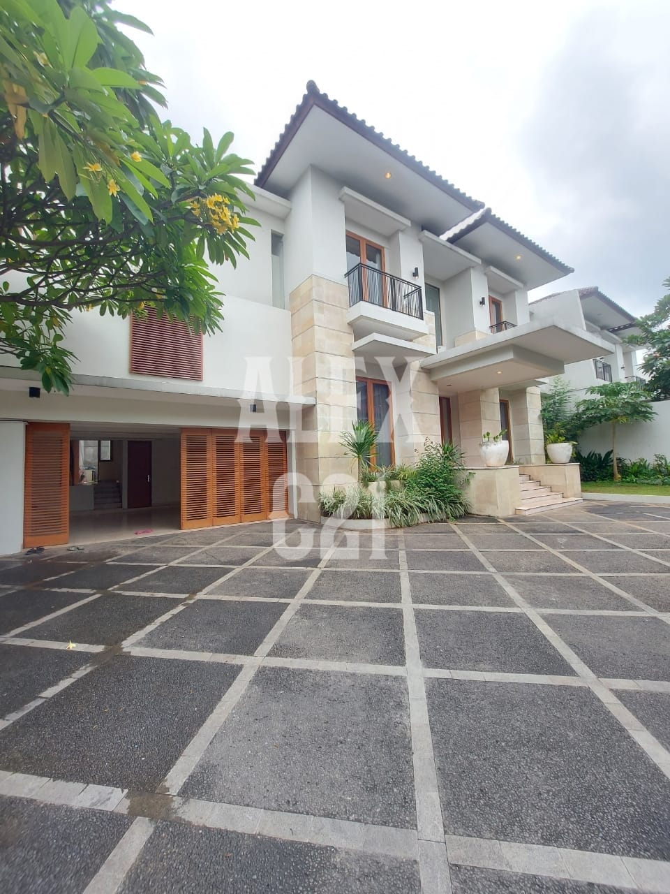 Dijual rumah mewah design tropis, Kemang Jakarta Selatan