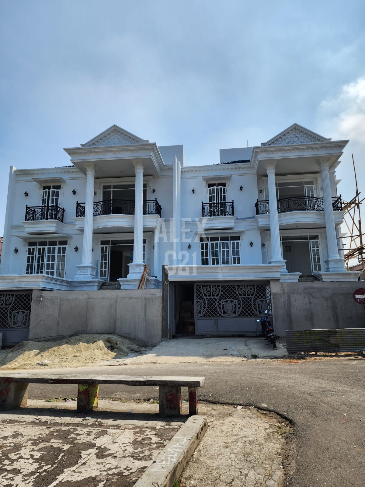 Dijual Brand New white House di Cilandak - Jakarta selatan