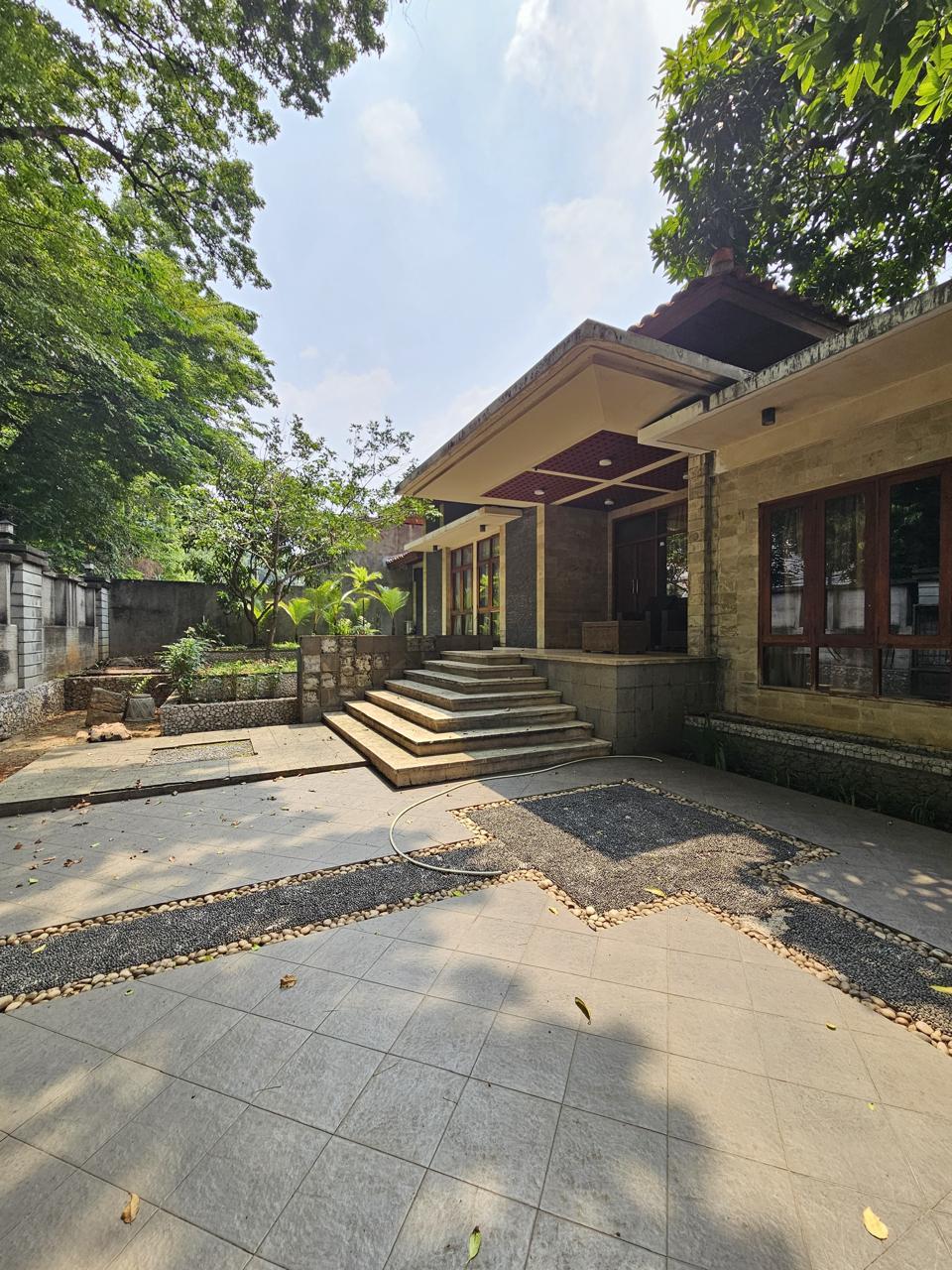 Dijual rumah mewah elit dengan swimming pool di Area Melawai