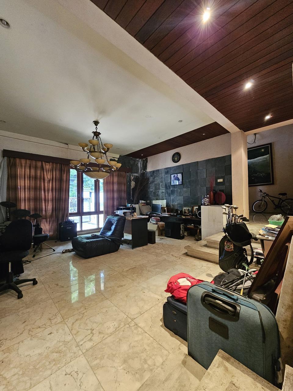 Dijual rumah mewah elit dengan swimming pool di Area Melawai