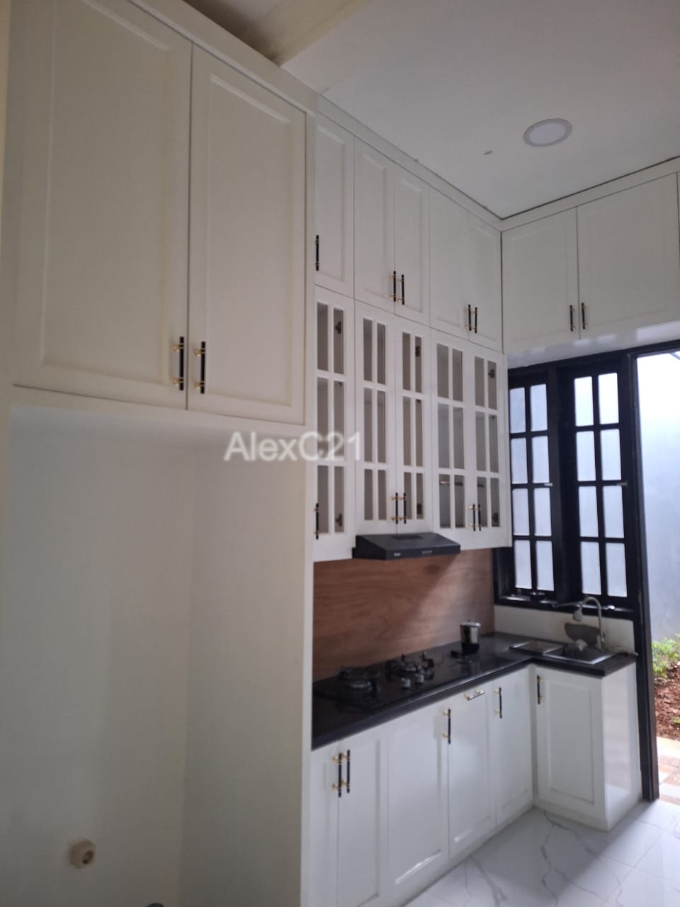 Dijual rumah baru design classic modern di area Kebon Jeruk