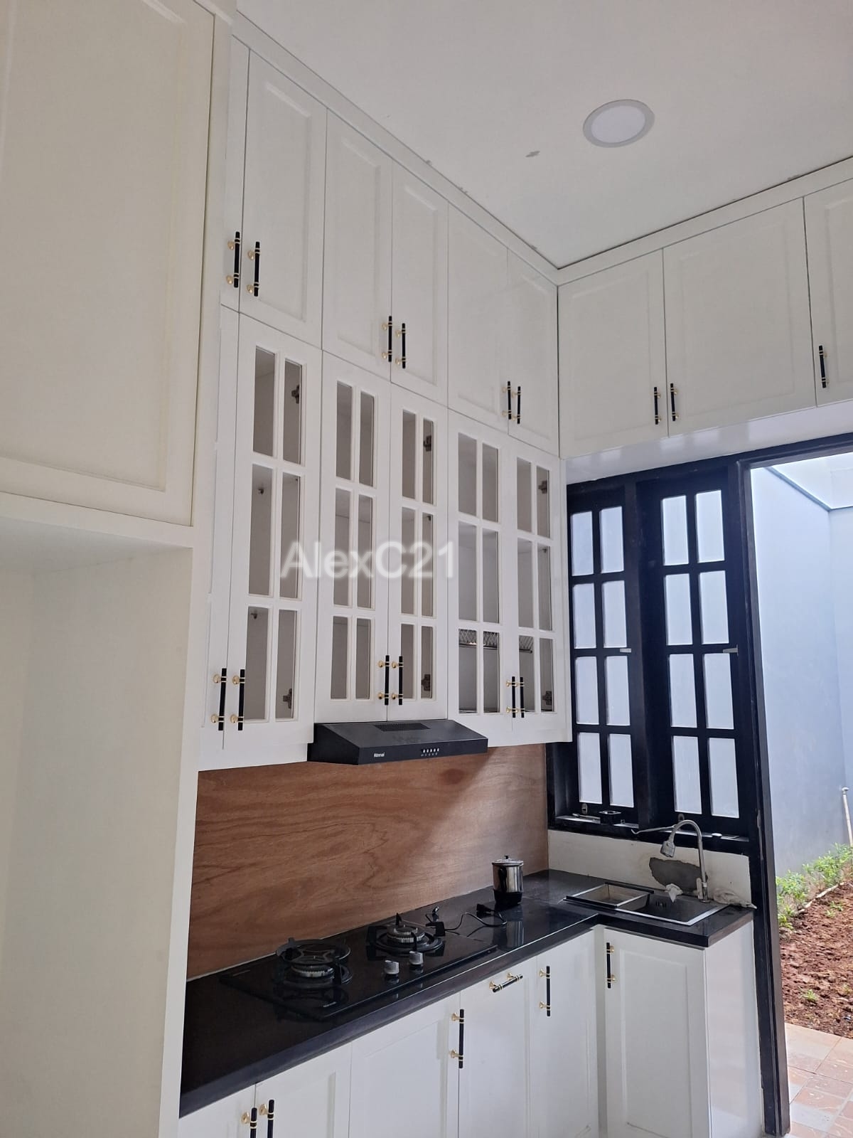 Dijual rumah baru design classic modern di area Kebon Jeruk