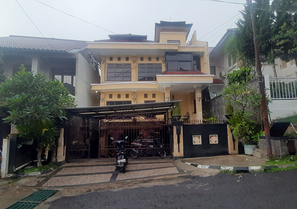 RUMAH DUA LANTAI DGN INDOOR SWIMMING POOL DI DAGO ASRI BANDUNG