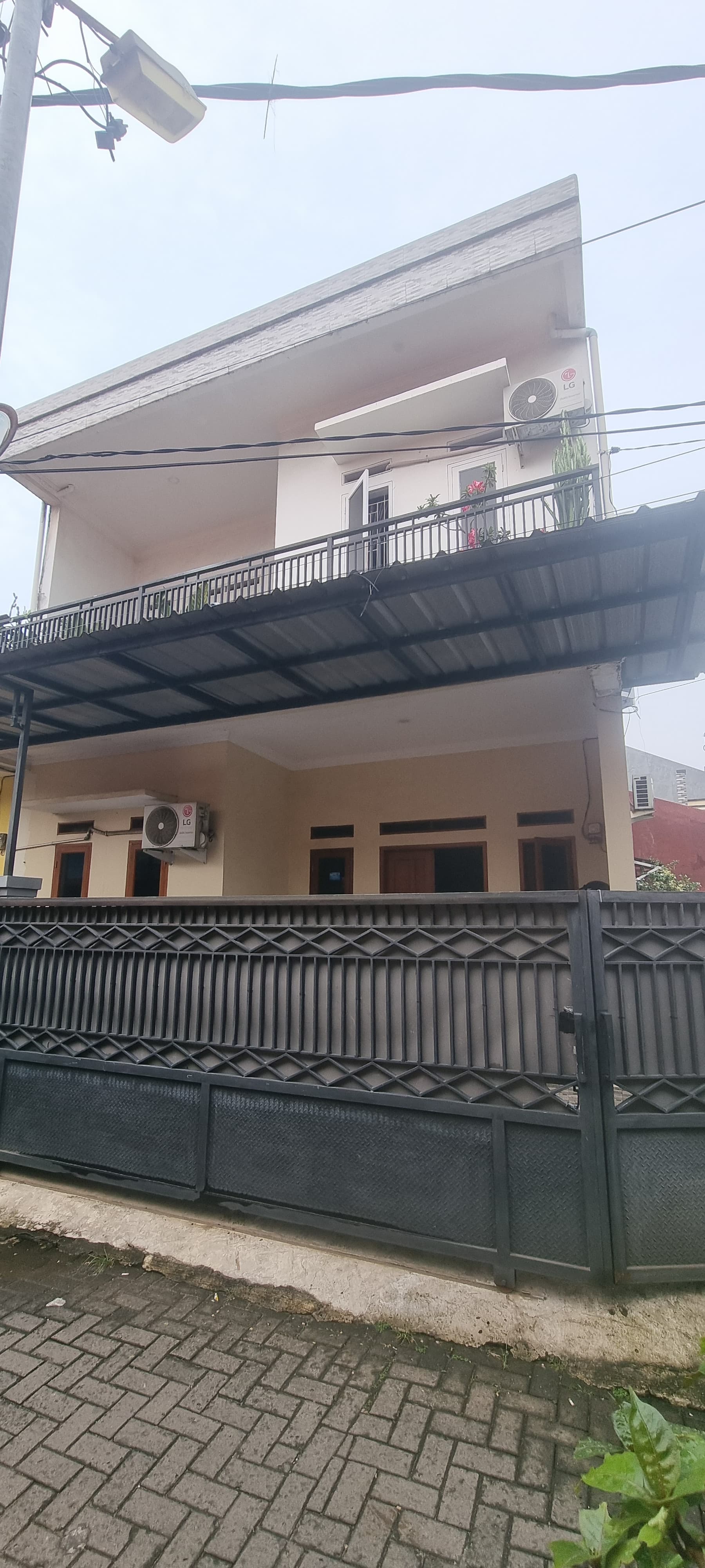 Dijual rumah 3 lantai di Karang Tengah, Kota Tangerang, Banten