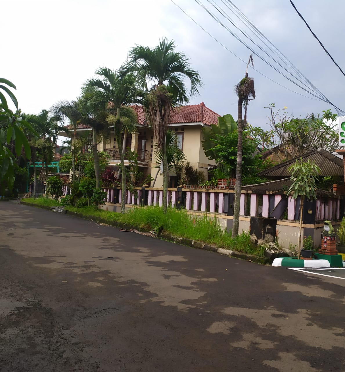 Dijual rumah komplek 3 muka di Villa Pamulang, Pondok Benda