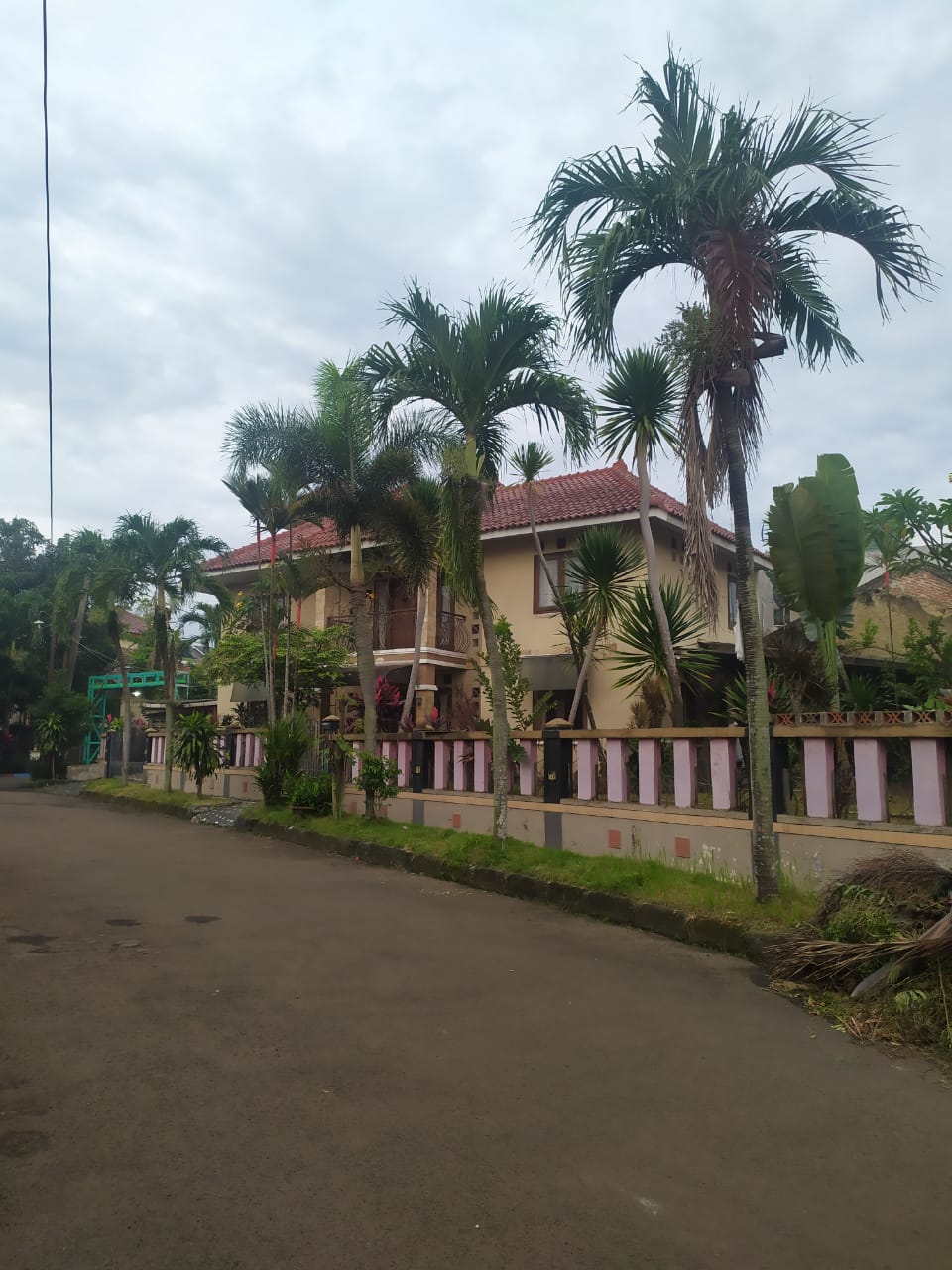 Dijual rumah komplek 3 muka di Villa Pamulang, Pondok Benda