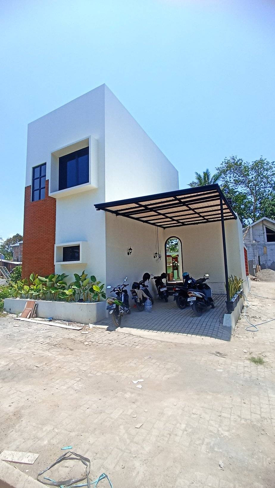 Villa Siap Huni Modern Tropis di Jogja Utara