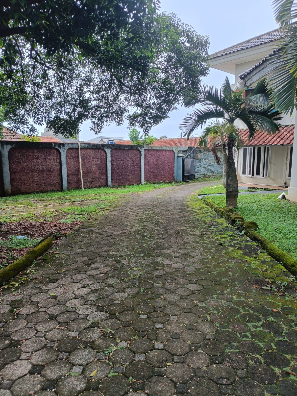 Dijual Tanah strategis bonus Rumah mewah Mediterania taman luas