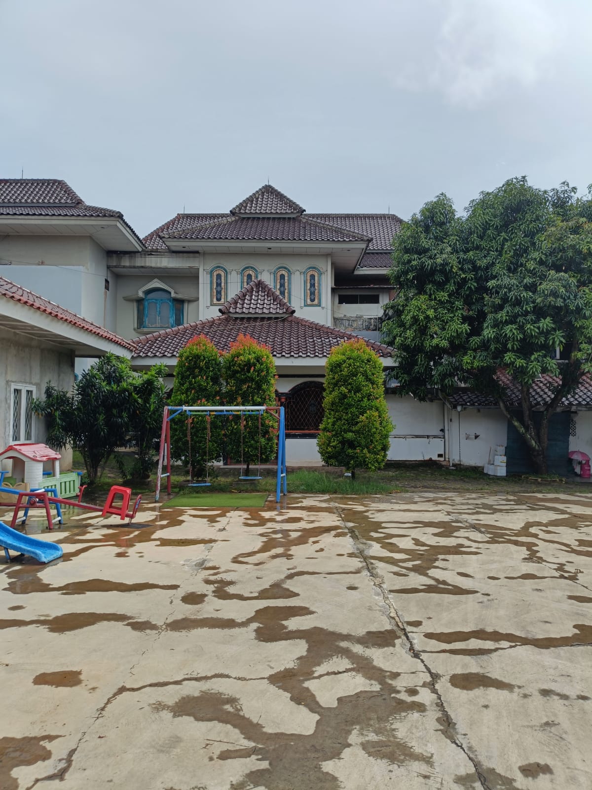 Dijual Tanah strategis bonus Rumah mewah Mediterania taman luas