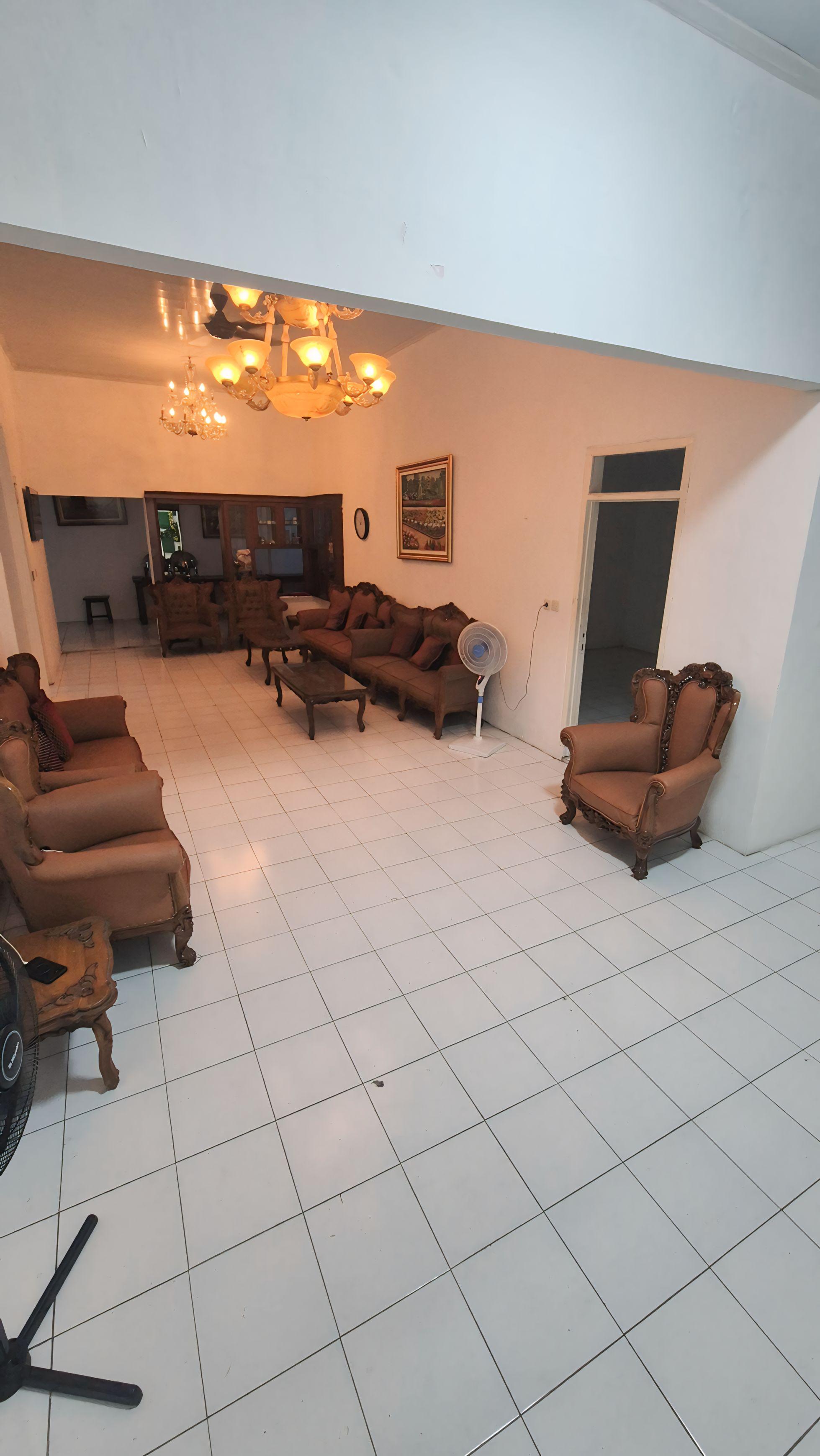 Dijual rumah di jalan komersil di area Grand Galaxy Bekasi