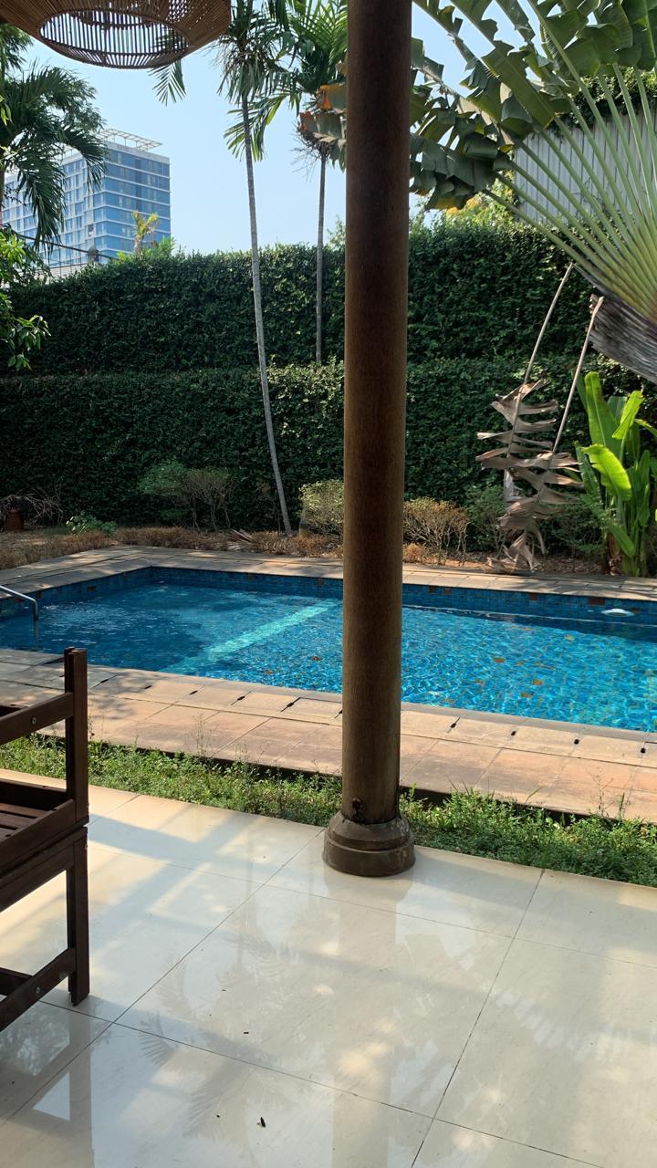 Dijual rumah mewah dengan swimming pool di area Pejaten, Ragunan