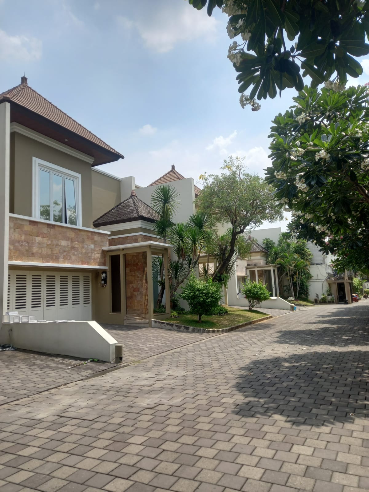 Dijual rumah cluster dengan kolam renang di Pejaten Barat