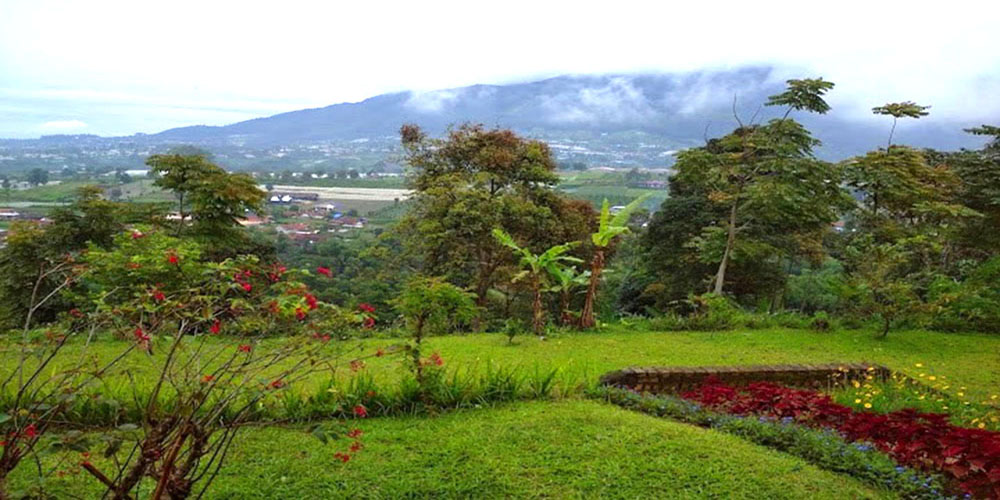 GLAMPING DAN RESTO VIEW SPEKTAKULER DI LEMBANG BANDUNG BARAT