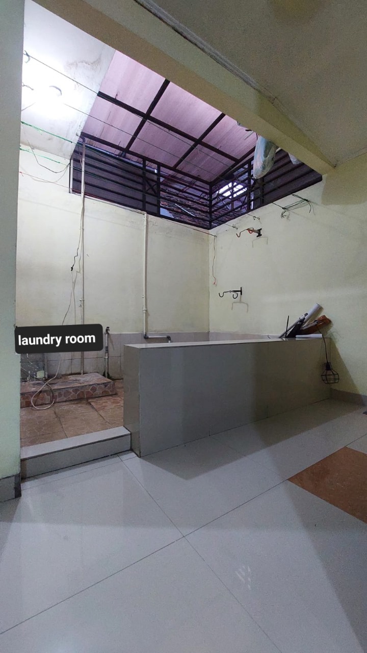 Rumah strategis dekat gerbang utama Komplek Bumi Panyawangan