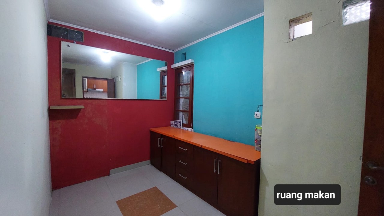 Rumah strategis dekat gerbang utama Komplek Bumi Panyawangan