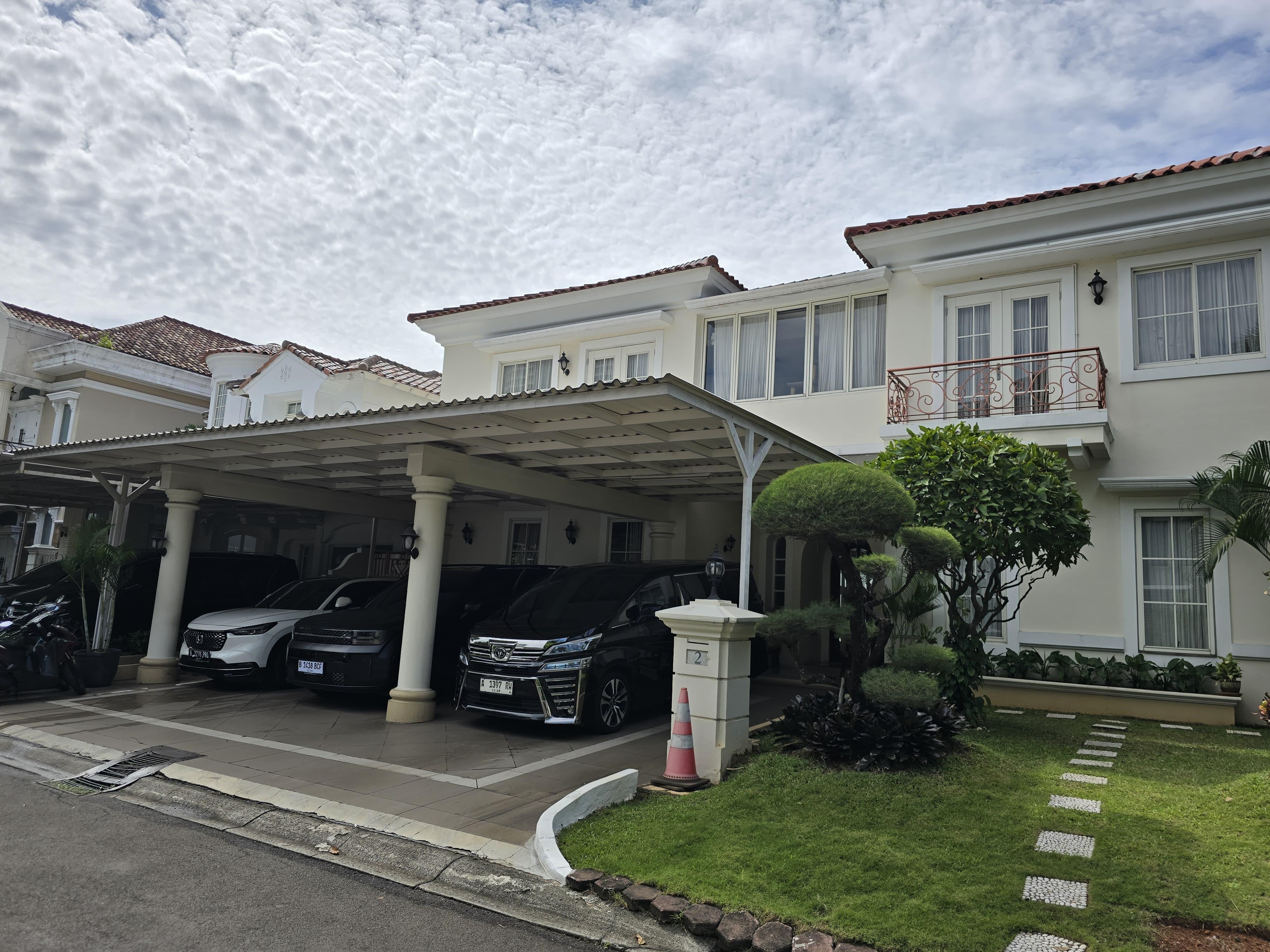 Dijual rumah mewah strategis di Taman Beverly Golf Karawaci