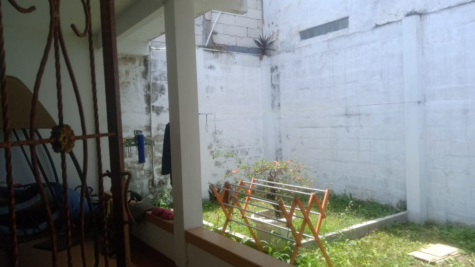 Dijual Rumah Lokasi Strategis di Jl. Bumi Sariwangi 1