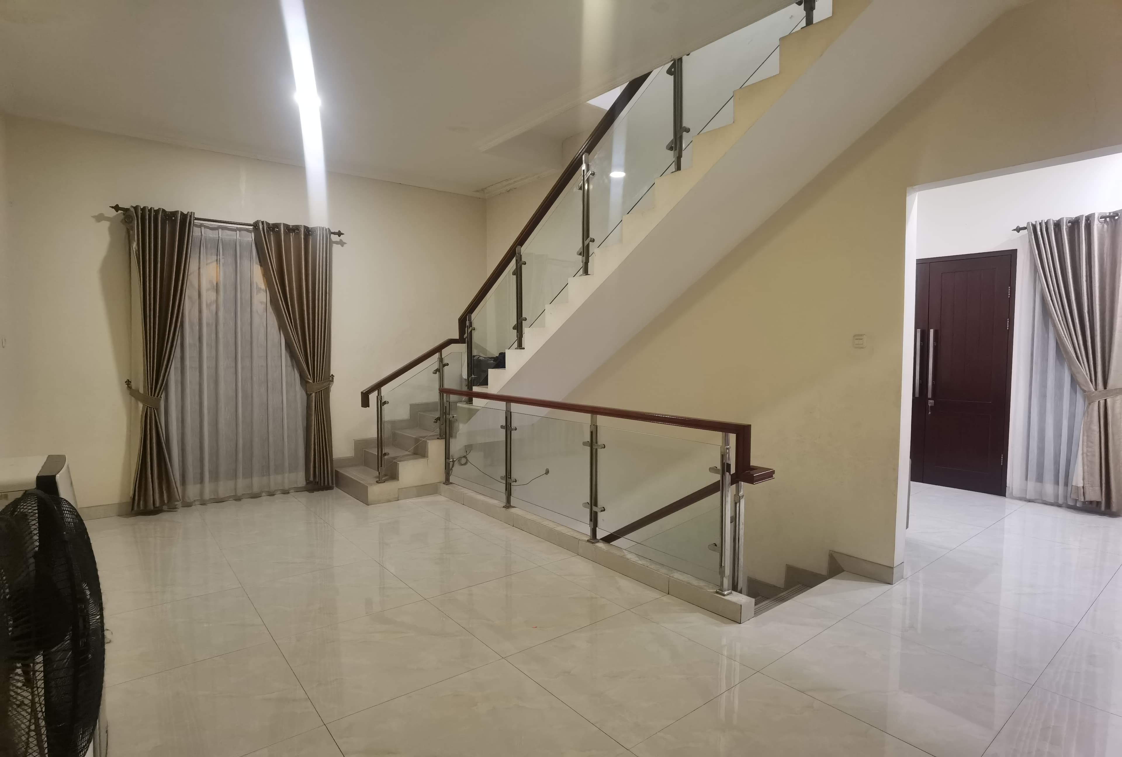 Dijual / Disewakan Rumah Mewah 3 Lantai full Furnished