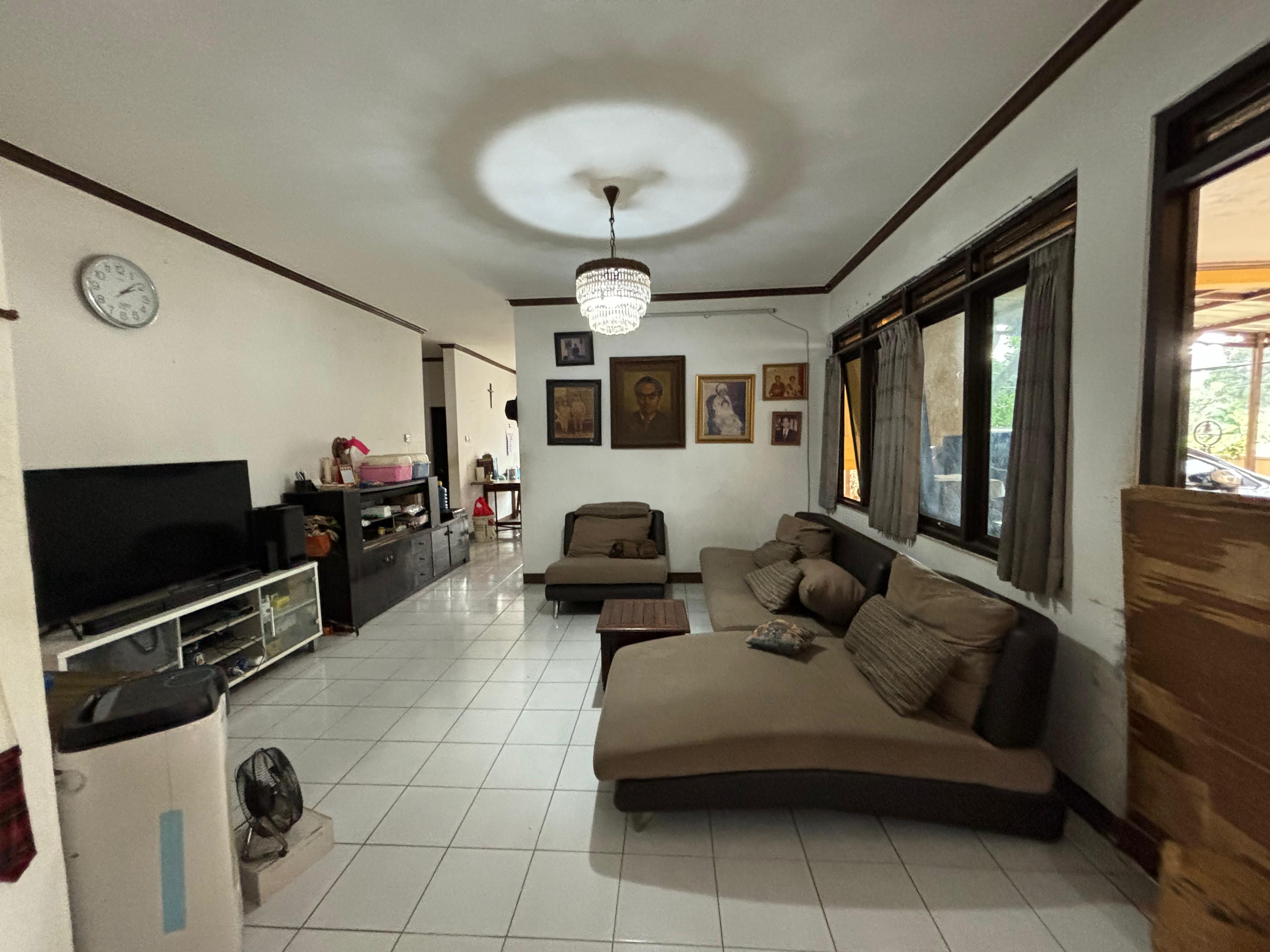 Dijual rumah komplek cantik di Cinere, Depok