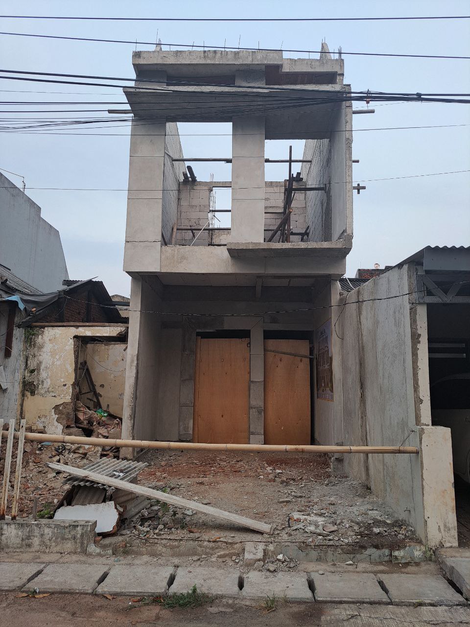 Rumah on progres di Klender Jakarta Timur dekat busway