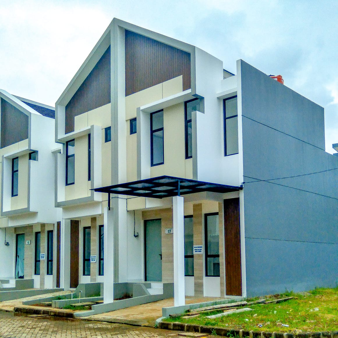 RUMAH 2 LT LOKASI STRATEGIS