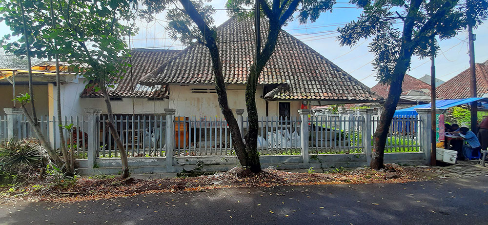 RUMAH KOLONIAL HITUNG TANAH DI PUSAT KOTA BANDUNG