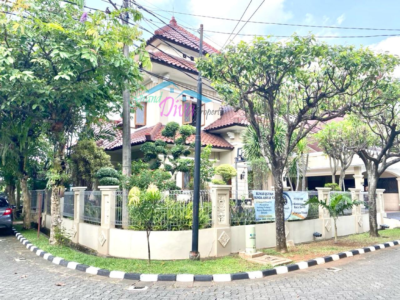 RUMAH HOEK 2 LANTAI DAN FURNISHED DI KEMANG PRATAMA 1