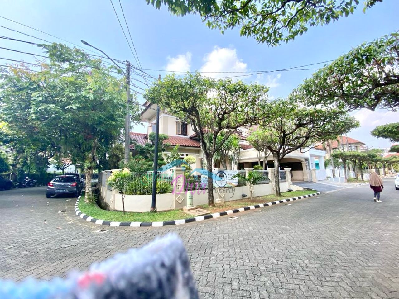 RUMAH HOEK 2 LANTAI DAN FURNISHED DI KEMANG PRATAMA 1